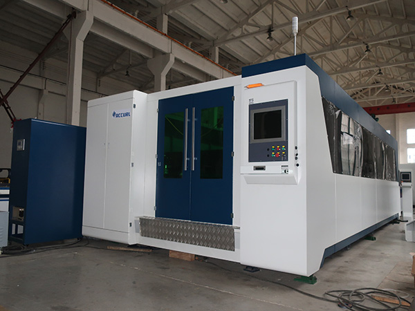 2500w Full Closed Pattle Table Fiber Laser řezací stroj