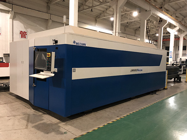 Plně uzavřené paletové měniče Fiber Laser Pipe a plechu řezací stroj